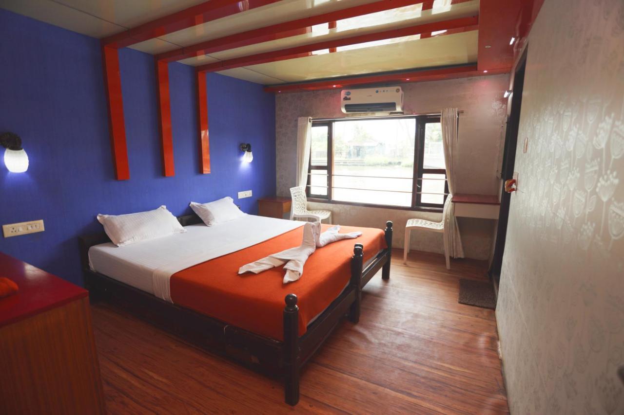 Harmony Houseboats Botel 4*