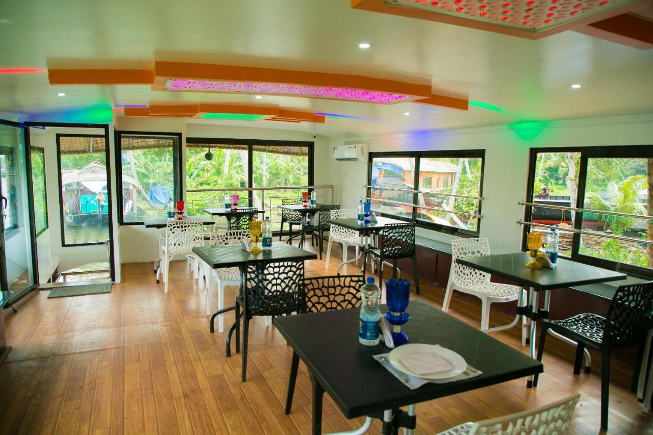 Harmony Houseboats Botel Alappuzha
